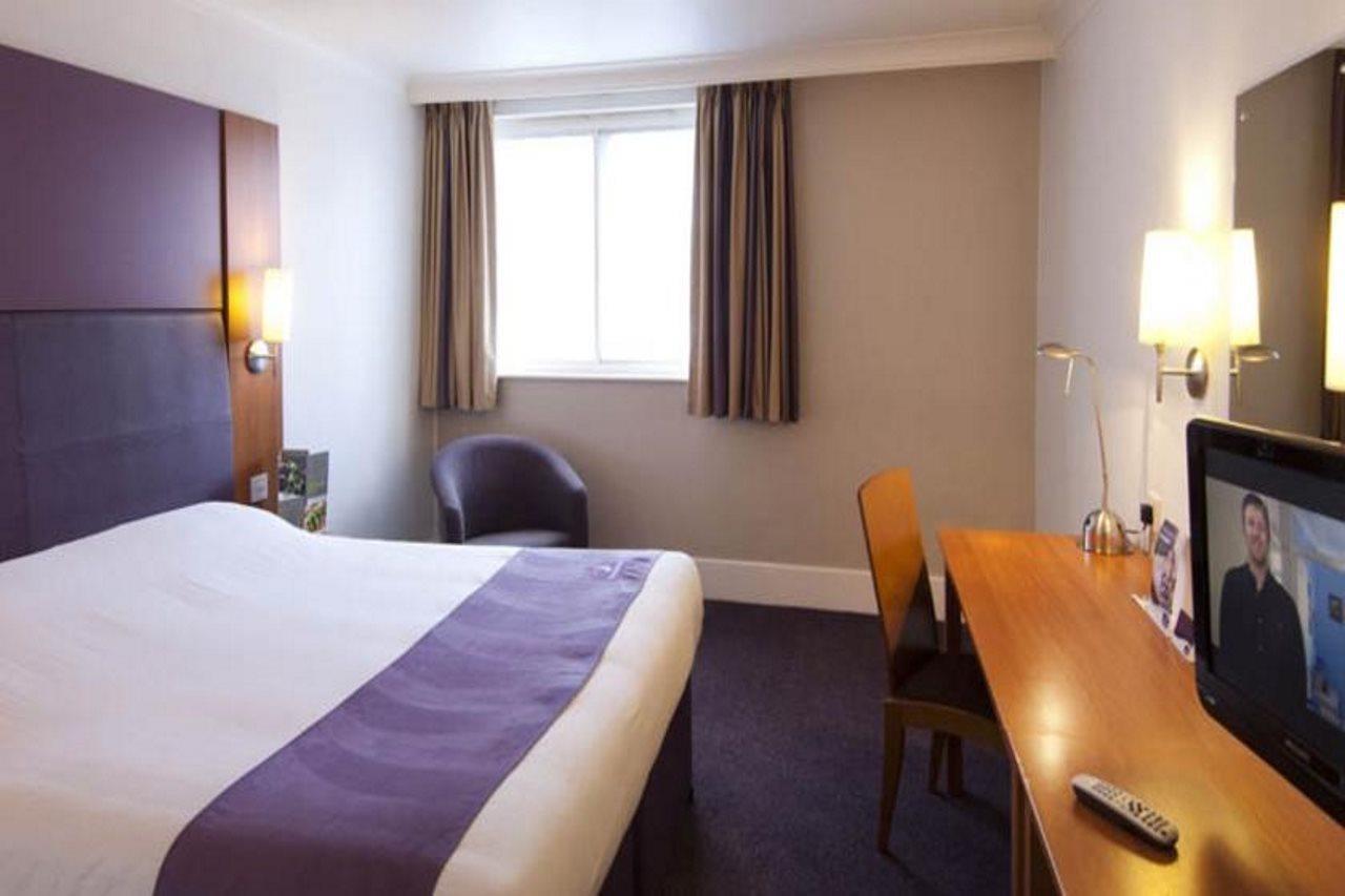 Premier Inn Manchester West Didsbury Exterior foto